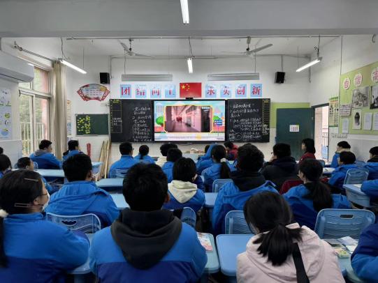 一群人正在听演讲

AI 生成的内容可能不正确。