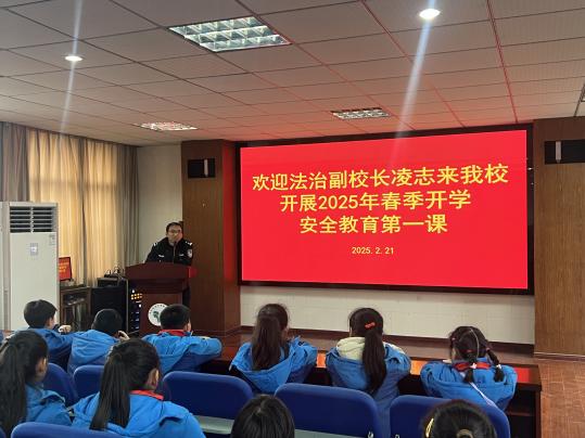 一群人在台上演讲

AI 生成的内容可能不正确。