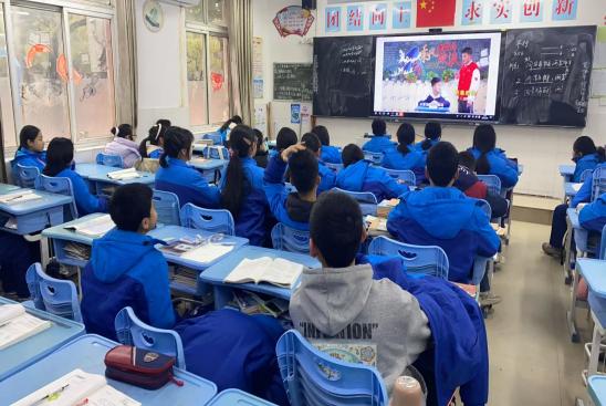 许多人坐在桌子前

AI 生成的内容可能不正确。