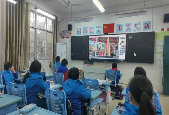 一群人在餐厅里

AI 生成的内容可能不正确。