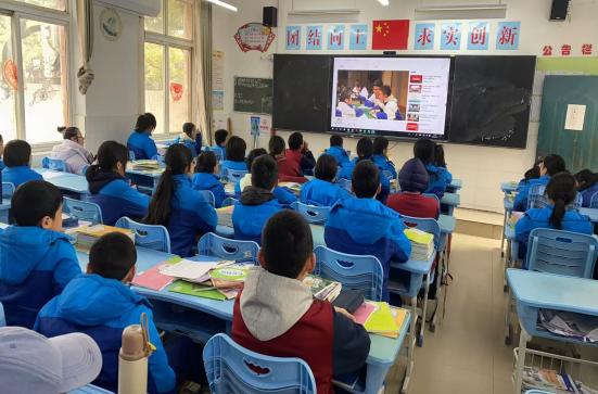 许多小孩在桌子边

AI 生成的内容可能不正确。