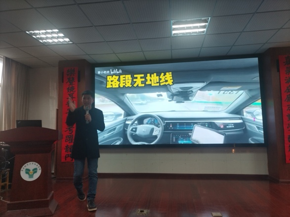 图片包含 室内, 天花板, 站, 男人

AI 生成的内容可能不正确。
