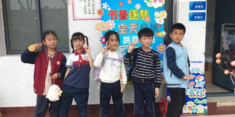 南航附校“书香逐梦 空天启航”跳蚤市场热闹开市